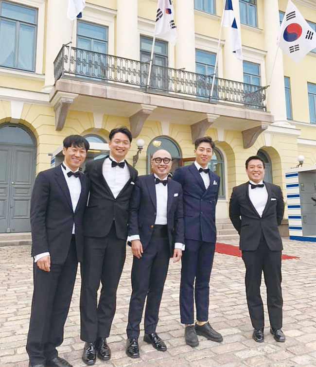 핀란드 대통령궁에서 열린 국빈 만찬에 문재인 대통령과 함께 초대된 한국 스타트업. 왼쪽부터 이수진 야놀자 대표, 전상열 나우버스킹 대표, 김봉진 코리아스타트업포럼 의장(우아한형제들 대표), 양승찬 스타스테크 대표, 이정수 플리토 대표. 사진 나우버스킹