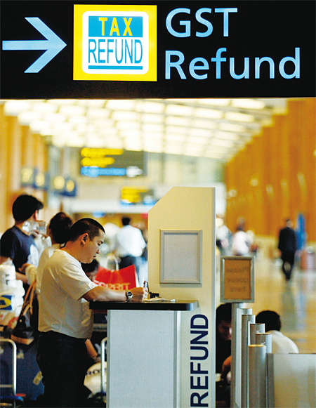 한 여행객이 싱가포르 창이공항에서 사후 면세 신청 서류를 작성하고 있다. 사진 블룸버그