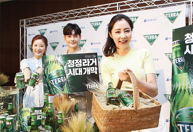 테라는 기존 주력 제품 하이트와 마찬가지로 라거맥주다. 라거맥주는 향과 깊은 맛이 적은 대신 깔끔하고 시원한 청량감이 특징이다. 사진 하이트진로