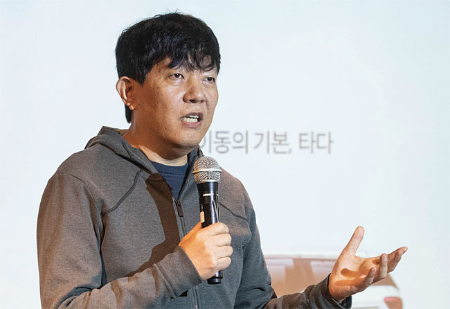 이재웅 쏘카 대표가 2019년 2월 21일 서울 성동구 헤이그라운드에서 열린 타다 미디어데이에서 취재진의 질문에 답하고 있다. 사진 김연정 조선일보 객원기자