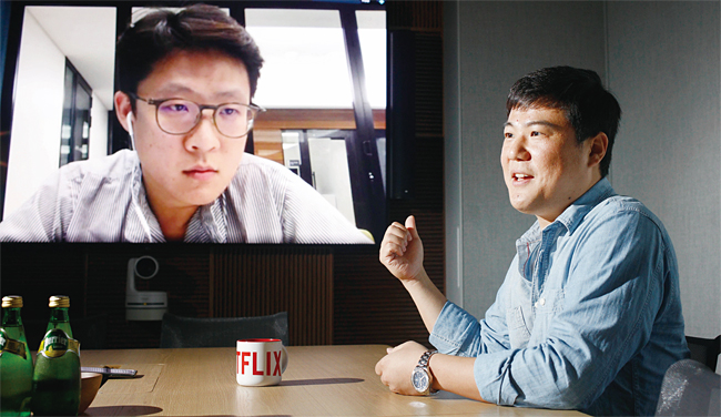 7월 3일 서울 종로구에 있는 넷플릭스 한국 사무소의 한 회의실에서 이성규(오른쪽) 피지컬 프로덕션 매니저와 하정수 포스트 프로덕션 매니저를 만났다. 하 매니저는 미국 매사추세츠주에서 화상 회의 기능을 이용해 이 매니저와 함께 인터뷰에 참여했다. 사진 채승우 객원기자