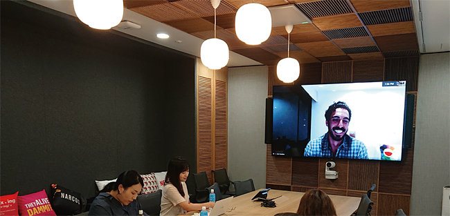 7월 2일 서울 종로구의 넷플릭스 한국 사무소에서 화상 인터뷰에 응하고 있는 아람 야쿠비안 디렉터. 사진 넷플릭스
