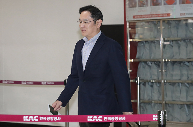 이재용 삼성전자 부회장이 일본 정부의 대(對)한국 수출 규제에 대한 대책 논의를 위해 7일 밤 서울 김포공항을 통해 출국하고 있다. 사진 연합뉴스