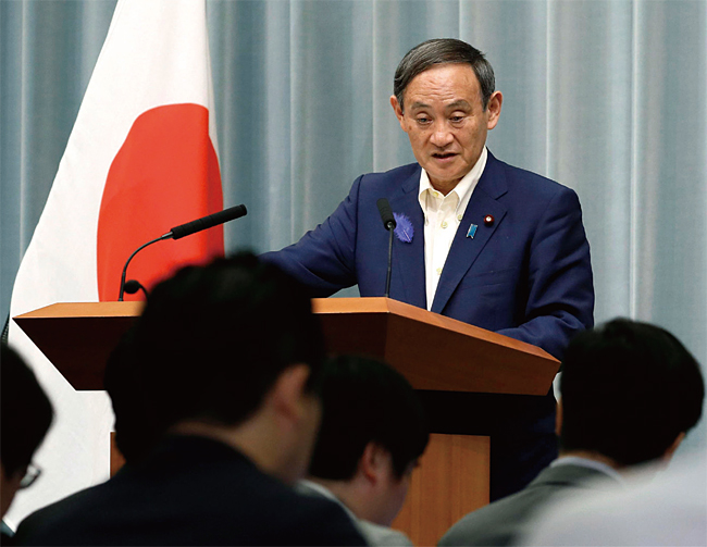 스가 요시히데 일본 관방장관이 9일 도쿄 총리관저에서 정례 브리핑을 하고 있다. 스가 장관은 대(對)한국 수출 규제 강화 조치에 대해 협의하자는 문재인 대통령의 요구에 대해 “협의 대상이 아니고 (조치의) 철회도 생각하고 있지 않다”고 했다. 사진 AP연합뉴스