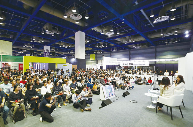 소설가 한강이 6월 19일 오후 서울 강남구 코엑스에서 열린 ‘2019 서울국제도서전’에서 강연을 하고 있다. 사진 연합뉴스