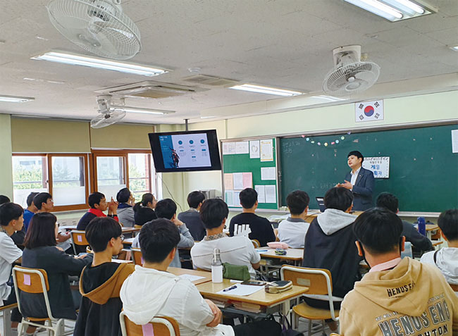 코리아교육그룹에서 진행한 화정고등학교 직업인 특강 현장. 사진 코리아교육그룹
