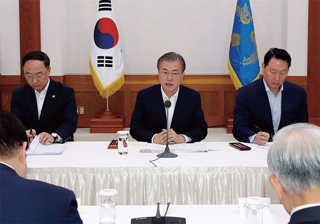 문재인 대통령이 7월 10일 오전 청와대에서 30대 기업 총수들을 만나 일본의 수출규제 조치와 관련한 대책을 논의하기에 앞서 인사말을 하고 있다. 사진 연합뉴스