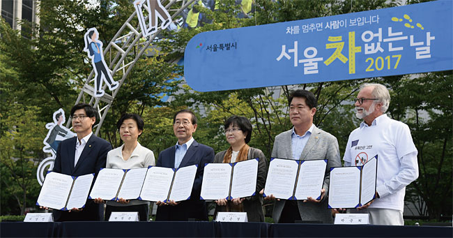 2017년 9월 24일 박원순 시장은 ‘서울 차 없는 날’을 맞아 환경부·서울시의회· 주한유럽연합대표부· 시민단체와 함께 ‘기후 변화 대응 및 대기질 개선을 위한 서울 전기차 시대 공동선언’을 발표했다. 후속 조치로 올해 서울시는 2025년까지 전기택시를 4만 대 보급하겠다는 계획을 발표했다. 사진 서울시
