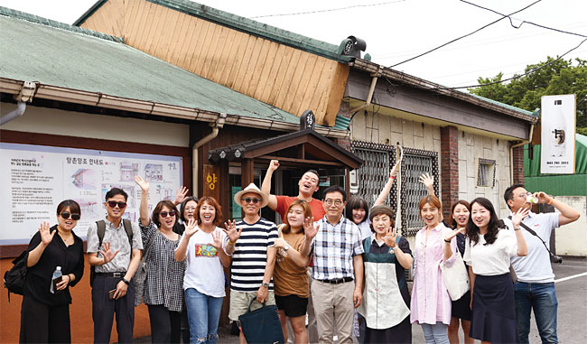 7월 17일 ‘찾아가는 양조장’ 투어 참가자들이 양촌양조를 방문, 기념사진을 찍고 있다. 사진 대동여주도