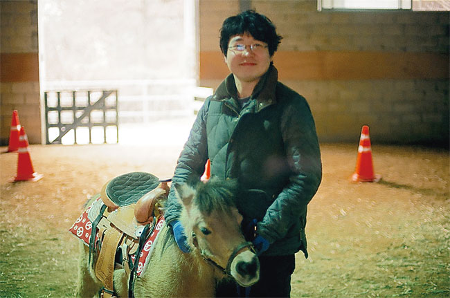 송대근 대표가 별내작은말학교 농장에서 미니 말과 함께 포즈를 취하고 있다. 사진 별내작은말학교