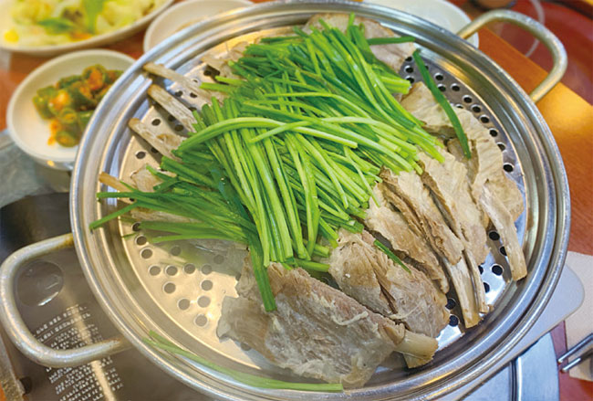 잡내가 없는 운봉산장의 양갈비 수육. 사진 김하늘