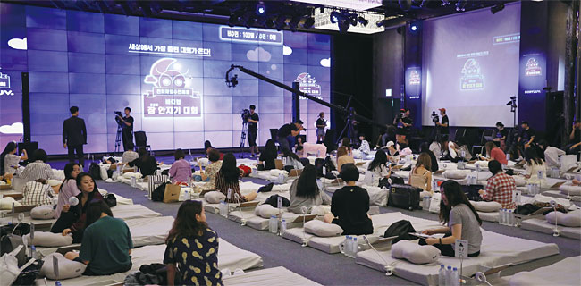 8월 3일 오후 3시부터 24시간 동안 열린 ‘잠 안 자기 대회’ 전경. 사진 블랭크코퍼레이션