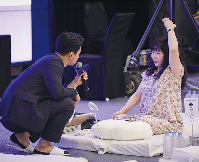 최고령 참가자였던 김은순씨가 레크리에이션에 참가하고 있다. 사진 블랭크코퍼레이션