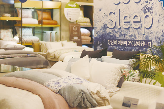 침구 회사 이브자리 코디센 삼성점에 전시된 여름용 이불. 사진 정미하 기자