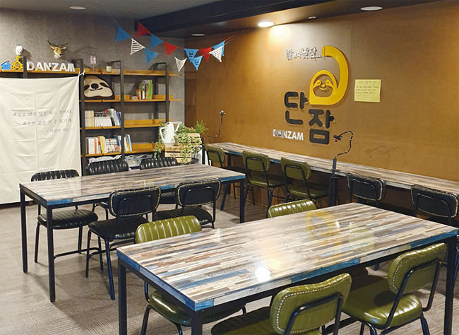 서울 여의도 ‘단잠’에는 손 안마기와 만화책 등 짧은 휴식을 도와줄 물품들이 준비돼 있다. 사진 이민아 기자