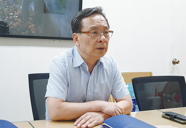 신세돈 UCLA 경제학 박사,한국은행 조사 1부 전문연구위원, 삼성경제연구소 금융연구실장 / 신세돈 숙명여대 교수가 8월 8일 서울 마포구 국가미래연구원 사무실에서 ‘이코노미조선’과 인터뷰 하고 있다. 사진 김소희 기자