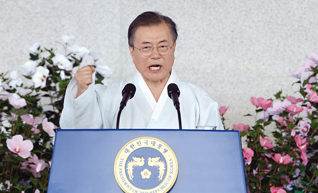문재인 대통령은 8월 15일 광복절 경축사에서 “평화경제에 우리가 가진 모든 것을 쏟아 부어 새로운 한반도의 문을 활짝 열겠다”고 평화경제를 강조했다. 사진 연합뉴스
