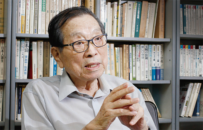 김용운 와세다대 광산과, 캐나다 앨버타대 수학 박사, 한양대 수학과 교수, 방송문화진흥회 이사장 / 김용운 한양대 명예교수가 6일 서울 서초동 수학문화연구소에서 ‘이코노미조선’과 인터뷰하고 있다. 사진 채승우 객원기자