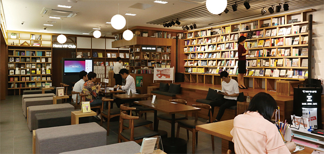 북카페가 있는 KEB하나은행 광화문역 지점에서 고객들이 책을 보고 있다. 사진 조선일보 DB