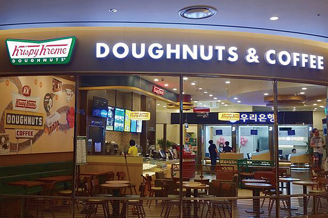 서울 잠실 롯데월드몰에 위치한 우리은행 지점 안에는 도넛 매장인 크리스피크림도넛이 있다. 사진 우리은행