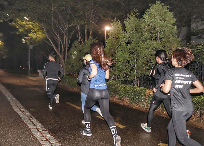 경의선 숲길을 달리고 있는 러닝 크루. 본인이 달리고 싶은 날에만 참여할 수 있다. 사진 독자 제공