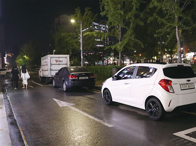 8월 21일 오후 9시 30분, 서울 마포구 경의선숲길공원 옆 이면도로. 군데군데 불법 주차한 차들이 서 있다. 사진 이민아 기자