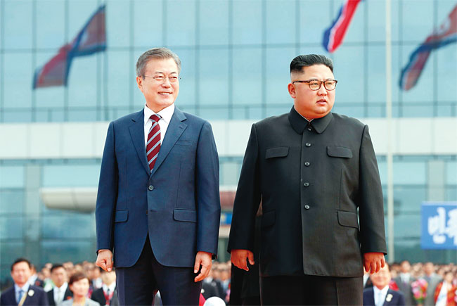 문재인 대통령과 김정은 국무위원장이 대화를 나누고 있다. 사진 블룸버그