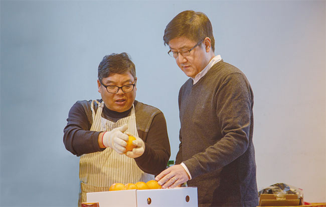 박용순 아일랜드박스 대표(오른쪽)와 공동 창업자인 전진호 대표. 박 대표가 전 대표의 과일 가게에 자주 찾아갔다가 함께 창업하게 됐다. 사진 아일랜드박스