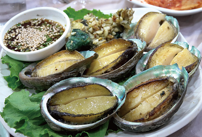 목포 ‘하당먹거리’의 전복. 사진 이우석