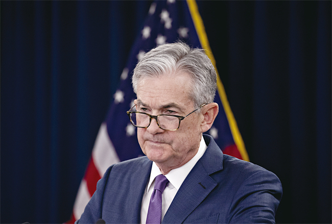 제롬 파월 미국 연방준비제도이사회(FRB) 의장이 7월 31일 연방공개시장위원회(FOMC) 정례회의에서 기준금리 0.25%포인트 인하를 결정한 뒤 기자회견을 하고 있다. 사진 블룸버그