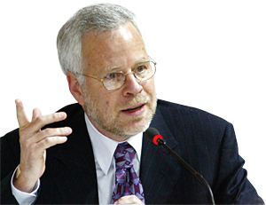 예일대 경제학 박사, IMF 수석 자문위원, 피터슨 국제경제연구소 자문위원, 전미경제연구소 연구위원