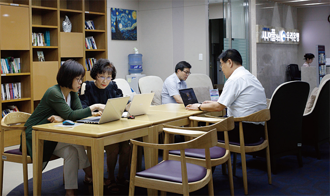 9월 2일 서울 중구에 위치한 우리사랑나눔센터에서 액티브 시니어들이 각자 업무를 보고 있다. 사진 채승우 객원기자