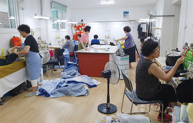 9월 5일 서울시 동대문구 동부경로당에 위치한 ‘너나들이 공동 작업장’에서 9명의 할머니들이 검은색 원피스와 낙엽 수거용 자루를 만들고 있다. 사진 김소희 기자