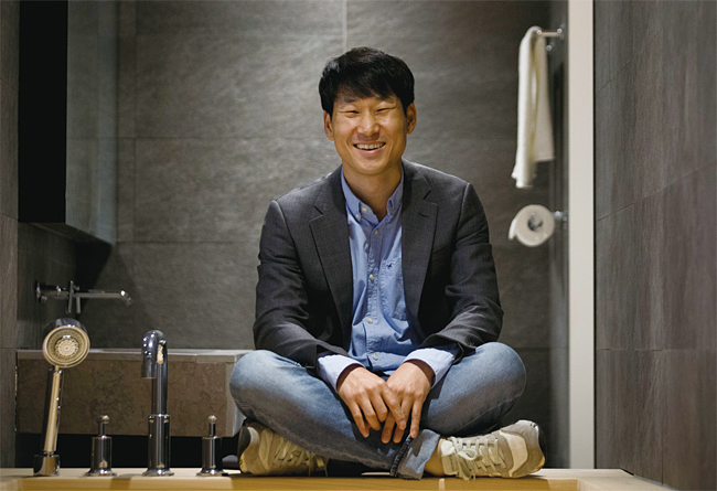 2017년 10월 모텔 내부를 모델하우스처럼 구경할 수 있도록 꾸민 ‘좋은 숙박 연구소’에서 자세를 잡고 있는 이수진 야놀자 대표. 사진 김지호 조선일보 기자