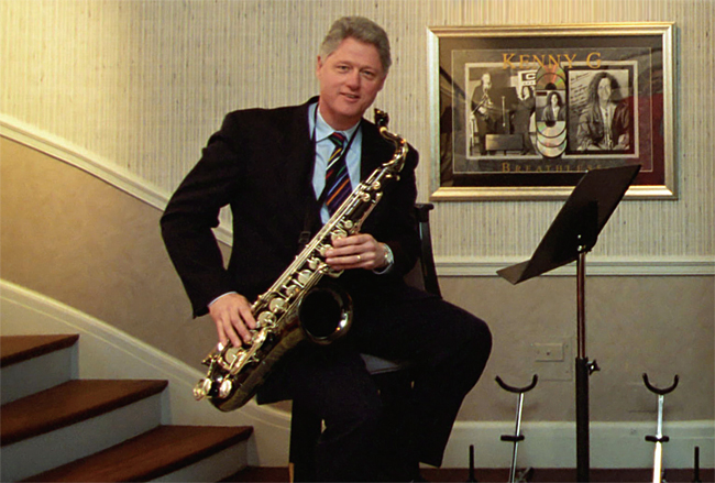 색소폰을 불고 있는 빌 클린턴 전 미국 대통령. 사진 위키미디어