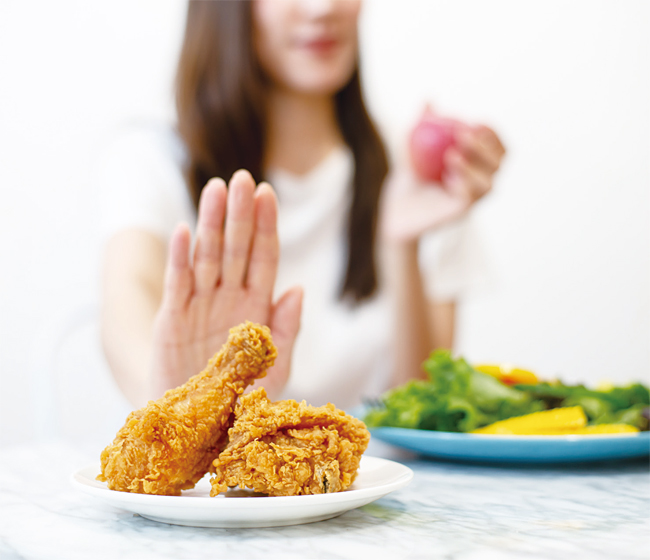 심근경색을 예방하기 위해서는 평소에 육류보다는 채식 위주의 저염식 식사를 하는 것이 중요하다.