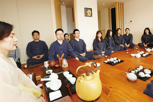 LG디스플레이 직원들이 문경 힐링센터에서 다도와 명상을 하고 있다. 사진 LG디스플레이