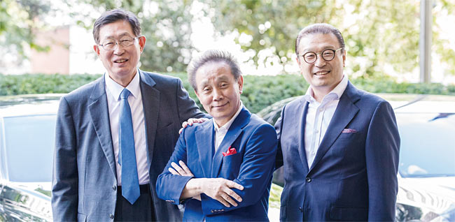 (왼쪽부터)조환익 전 한전 사장, 권대욱 휴넷 회장, 이강호 PMG매니지먼트 회장이 9월 17일 서울 강남 노보텔 앰배서더 호텔 앞에서 포즈를 취하고 있다.
