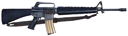 채택이 거부되다 베트남 전쟁을 통해 데뷔한 M16 소총은 이후 AK-47의 라이벌로 자리 잡았다. 사진 위키피디아