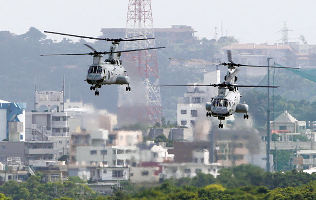 후텐마 비행장에 CH-46 헬리곱터가 착륙하고 있다. 사진 블룸버그·AP연합