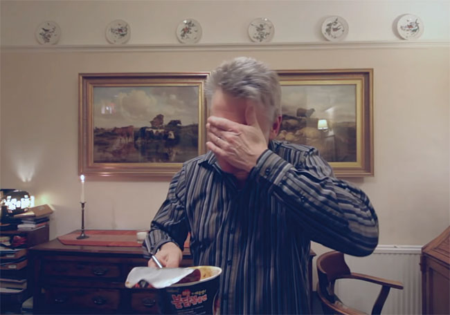 현지인의 반응을 직접 촬영한 해외 유튜버 영상도 있다. ‘런던의 불닭볶음면 도전’이라는 제목의 이 영상에서는 영국인이 불닭볶음면을 먹은 뒤의 반응을 보여줬다. 동영상 속의 한 영국인 중년 남성은 “점점 더 매워지는 거냐, 너무 맵다”면서 눈물을 훔쳤다. 사진 유튜브 캡처