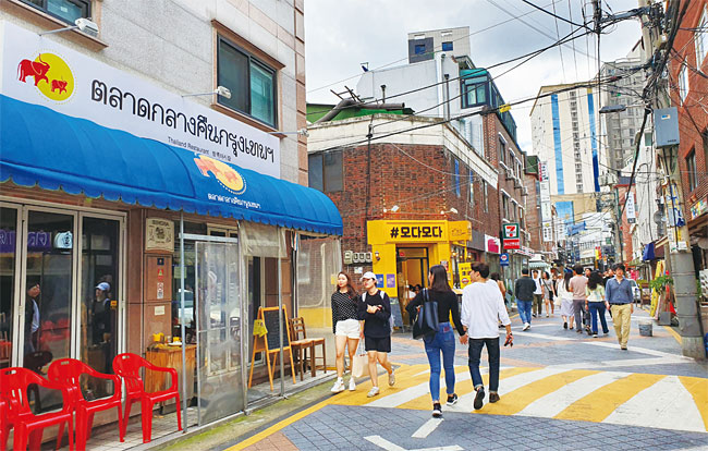 지하철 2호선 서울대입구역 인근의 ‘샤로수길’. 서울대입구역은 공실률, 임대료 상승률, 자본수익률을 고려했을 때 상가 투자 여건이 가장 좋은 곳 1위였다. 사진 김소희 기자