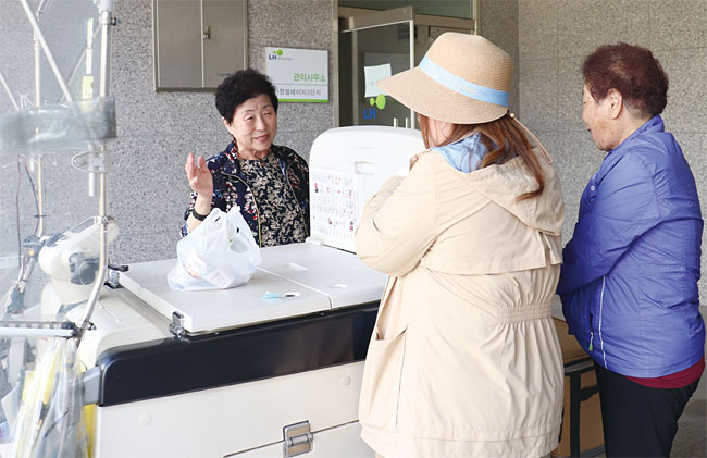 한국야쿠르트 프레시 매니저는 노년층에게 특히 인기다. 전자상거래가 익숙하지 않은 노인들이 전화 한 통으로 프레시 매니저에게 배송을 부탁할 수 있기 때문이다. 이날 만난 김학순(77) 할머니는 “우리 동네 예쁜이, 아주 친절해”라면서 이수현 프레시 매니저를 칭찬했다. 사진 김소희 기자