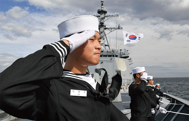 2018년 10월 11일 오후 서귀포시 제주해군기지 남부해상에서 국제 관함식 해상사열이 열리고 있다. 사진 해군