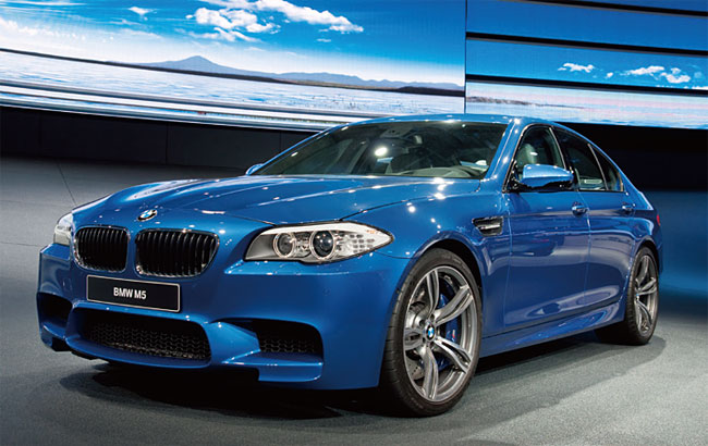 BMW의 파란색 BMW M5.