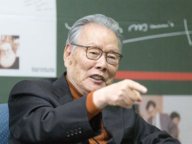 그의 말속에서 과거의 탄생과 미래의 죽음이 만났고, 그렇게 그의 주례로 ‘아름다워진’ 현재가 탄생했다. 사진 김지호조선일보 기자