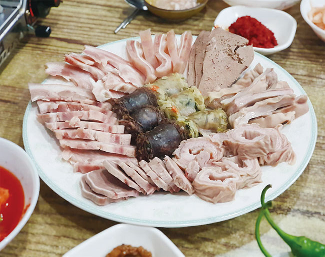 삽다리순대국의 푸짐한 머릿고기. 사진 김하늘