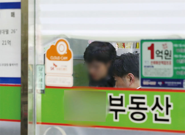국토교통부와 서울시의 ‘부동산 시장 합동 현장점검반’이 10월 18일 오후 서울 강남구 대치동 인근 부동산 밀집 상가의 한 중개사무소에서 부동산 실거래가를 조사하고 있다. 사진 연합뉴스