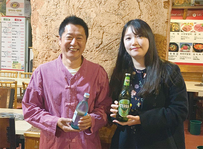 김형진(오른쪽) 하이트진로 특판영업지점 주임과 그의 고객인 오완진 원조초가집 사장. 사진 정미하 기자