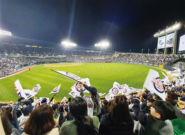 10월 23일 오후 한국시리즈 2차전이 열린 서울 송파구 서울종합운동장 야구장. 사진 김두원 인턴기자